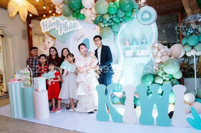 Mẫu backdrop rèm kim tuyến, sequin sinh nhật bé gái