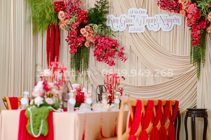 Trang trí lễ gia tiên tone đỏ truyền thống kết hợp hiện đại