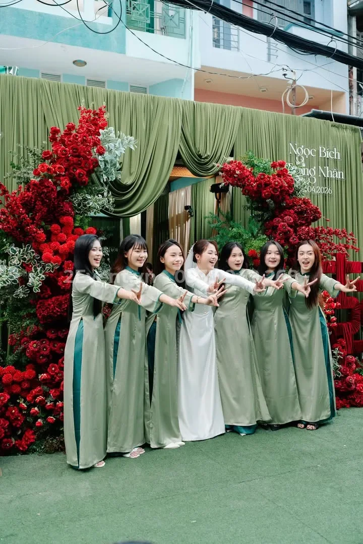 Trang trí gia tiên tone vàng đồng sang trọng, ấm cúng