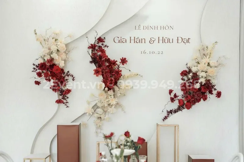 Trang trí gia tiên tone vàng đồng sang trọng, ấm cúng