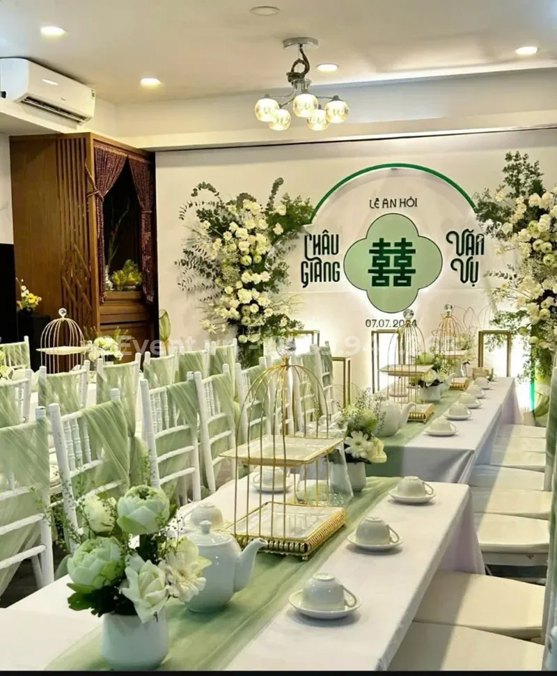 Trang trí gia tiên tone vàng đồng sang trọng, ấm cúng