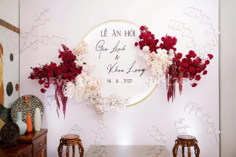Trang trí gia tiên tone vàng đồng sang trọng, ấm cúng