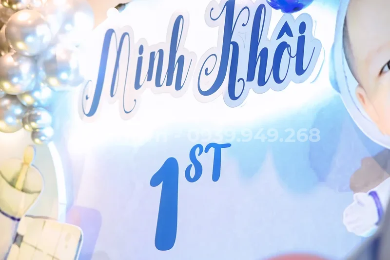 Đội ngũ 2Event đang tiến hành trang trí sinh nhật tại sự kiện
