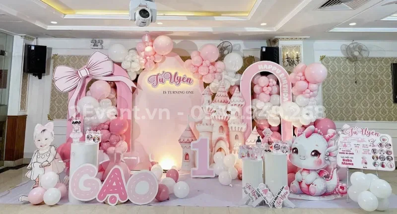 Mẫu trang trí sinh nhật Hello Kitty màu hồng cho bé gái